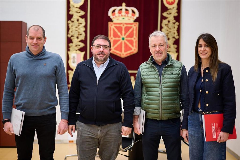 El presidente del Parlamento de Navarra, Unai Hualde, recibe al presidente de UAGN, Félix Bariáin, al vicepresidente, Gonzalo Palacios, y a la directora técnica, Sandra Muñoz.