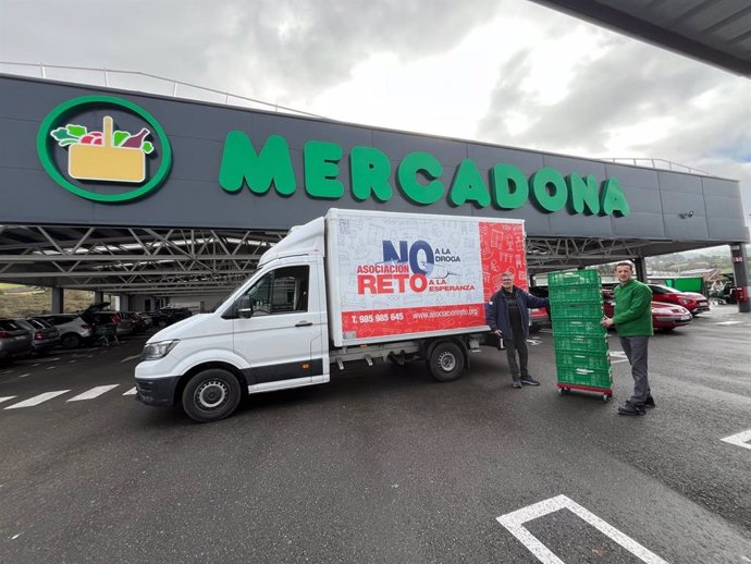 Entrega de alimento a una entidad social en un supermercado de Mercadona.