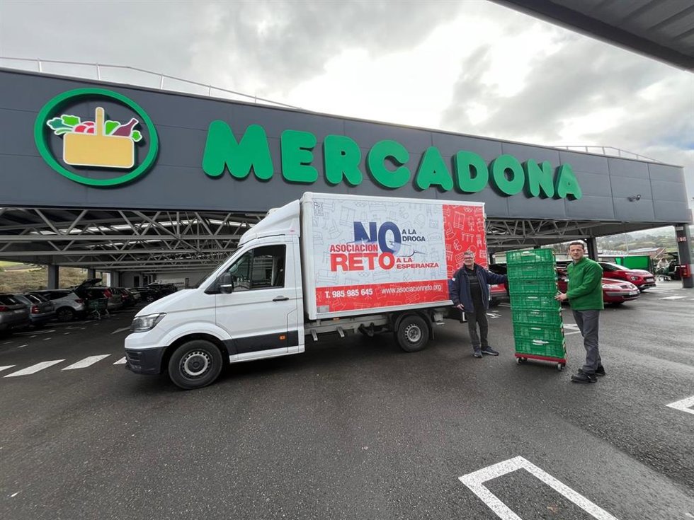 Entrega de alimento a una entidad social en un supermercado de Mercadona.