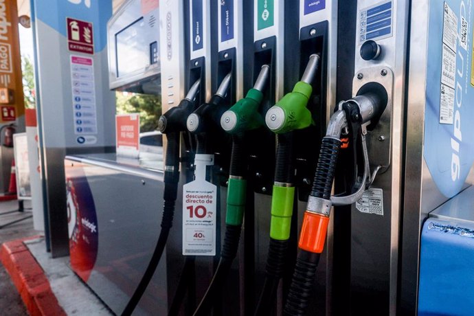 Archivo - Varios surtidores en una gasoliera, a 6 de septiembre de 2024, en Madrid (España). El precio de los carburantes en España ha encadenado esta semana una nueva bajada y ha marcado un nuevo mínimo anual, en el caso del diésel, mientras que para la 