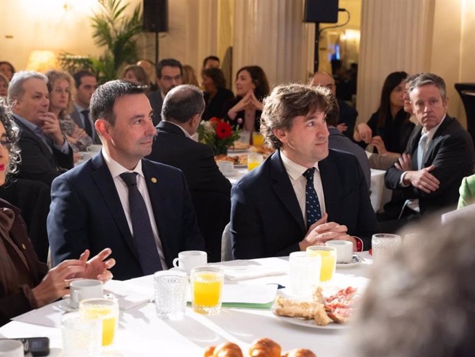 Eneko Andueza y Mikel Torres en un desayuno informativo en Bilbao