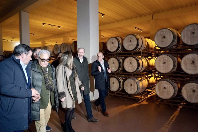 El presidente del Gobierno de Aragón, Jorge Azcón, visita una bodega de la Denominación de Origen Campo de Borja.