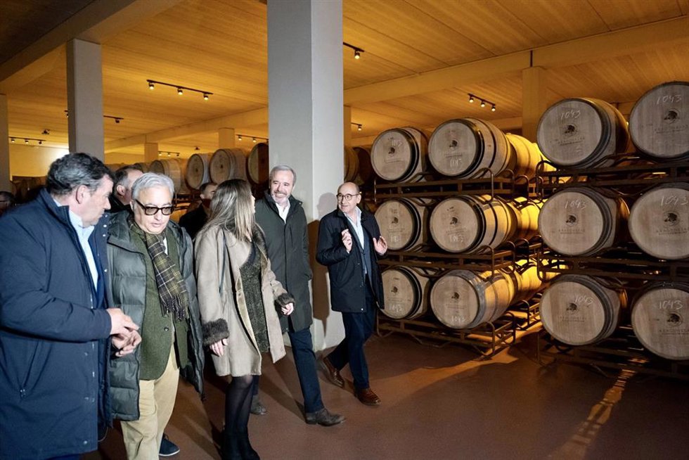 El presidente del Gobierno de Aragón, Jorge Azcón, visita una bodega de la Denominación de Origen Campo de Borja.