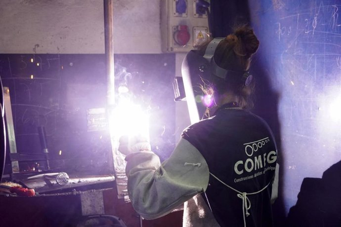 Archivo - Un alumno de un curso de soldadura impartido por Comegu.