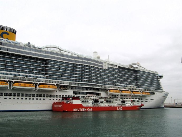 Archivo - La gabarra de suministro Haugesund Knutsen realizando una carga a un crucero en Barcelona