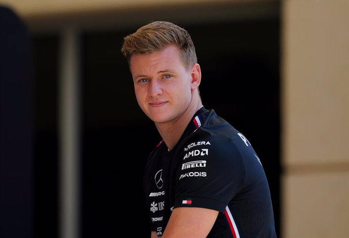 Archivo - 02 March 2023, Bahrain, Sakhir: German Formula One driver Mick Schumacher of the Mercedes AMG Formula One Team arrives for the Preview Day ahead of the Grand Prix of Bahrain Formula One Race at the Bahrain International Circuit. Photo: David Dav