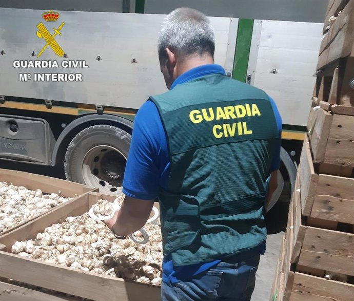 Agente de la Guardia Civil investigando una estafa en la compra de ajos.