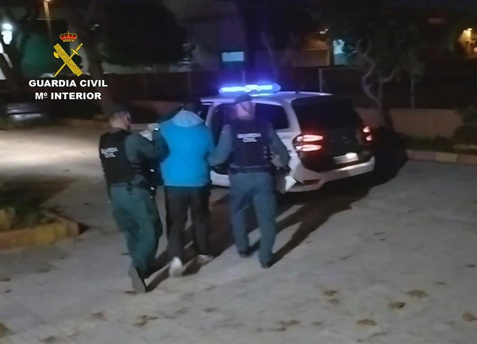 Imagen del detenido custodiado por la Guardia Civil