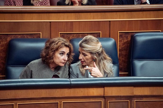 La vicepresidenta primera y ministra de Hacienda, María Jesús Montero (i) y  la vicepresidenta segunda y ministra de Trabajo, Yolanda Díaz (d).