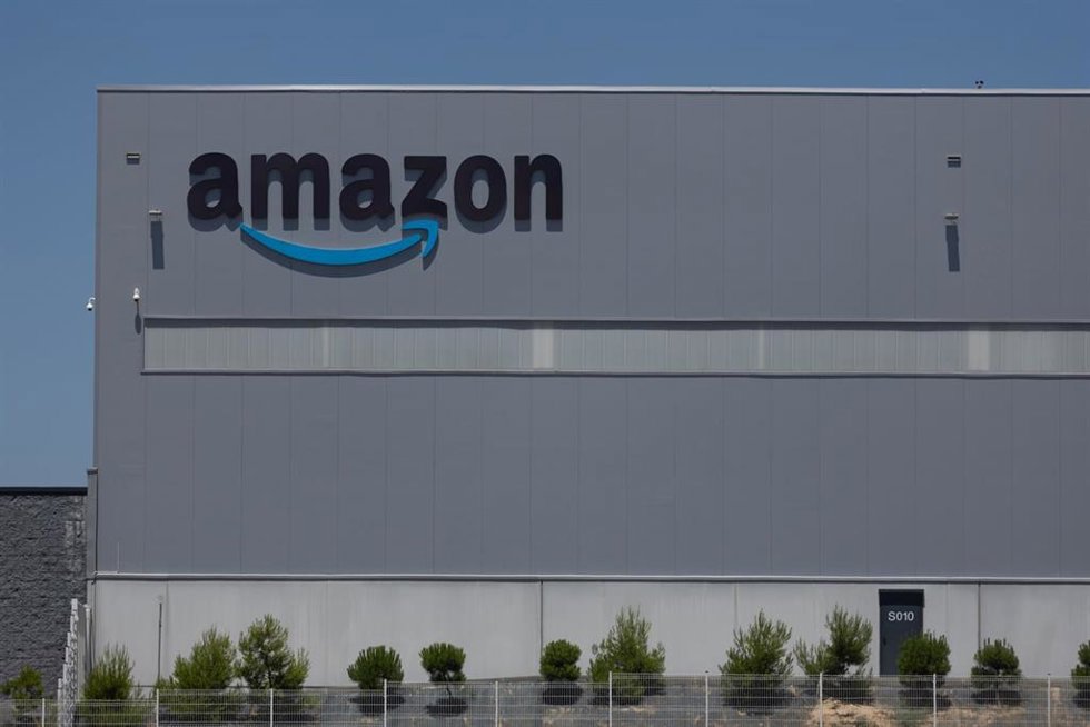 Archivo - Un centro logístico de Amazon, en Móstoles, Madrid (España)