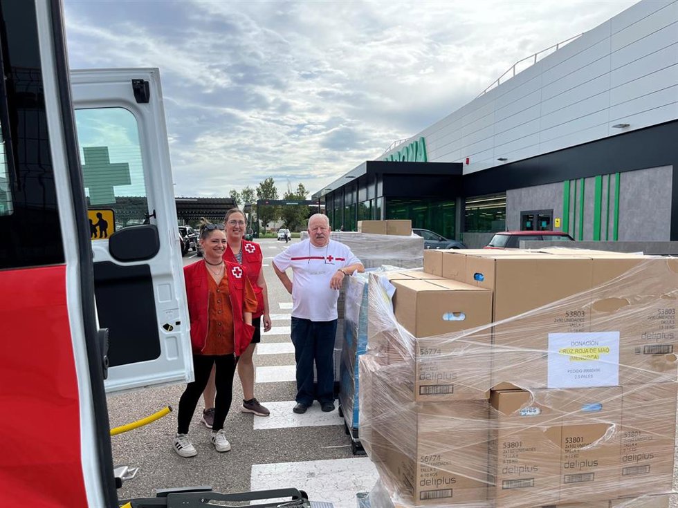 Entrega de alimentos de Mercadona a Cruz Roja de Menorca.