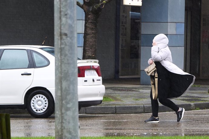 Llegada del temporal marítimo de viento y lluvia a Cantabria, a 30 de enero de 2025, en Santander, Cantabria (España). El Ayuntamiento de Santander ha declarado la fase de preemergencia del Plan de Emergencias Municipal (PEMUSAN) como consecuencia del tem