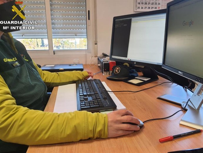 Archivo -  Un agent de la Guàrdia Civil en tasca d'investigació