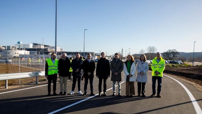 El presidente del Gobierno de La Rioja, Gonzalo Capellán, y el alcalde de Logroño, Conrado Escobar, entre otros,  participan en la inauguración del nuevo enlace de la carretera LR-250 al Hospital San Pedro.