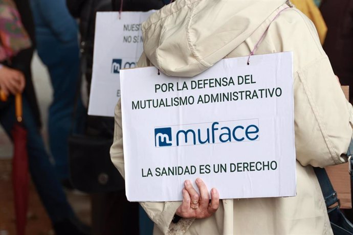 Varios funcionarios se concentran ante la sede provincial de Muface. A 22 de enero de 2025, en Sevilla (Andalucía, España). 