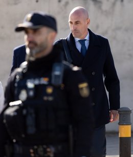 El expresidente de de la Real Federación Española de Fútbol (RFEF), Luis Rubiales, sale de la Audiencia Nacional, a 3 de febrero de 2025, en San Fernando, Madrid (España). La Audiencia Nacional juzga desde este lunes, 3 de febrero, al expresidente de la R