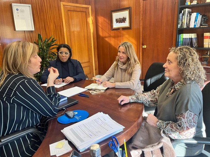 La eurodiputada asturiana, Susana Solís, junto a la secretaria general del Partido Popular en Asturias, Beatriz Llaneza, y la diputada regional, Sandra Camino, mantienen una reunión con la alcaldesa de Coaña, Rosana González.