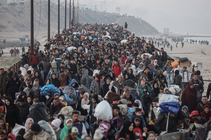 27 January 2025, Palestinian Territories, Gaza: Palestinians, displaced to the south on Israeli orders during the war, walk along Salah al-Din Road to return to their homes in northern Gaza as a ceasefire between Israel and Hamas takes effect. Photo: Omar