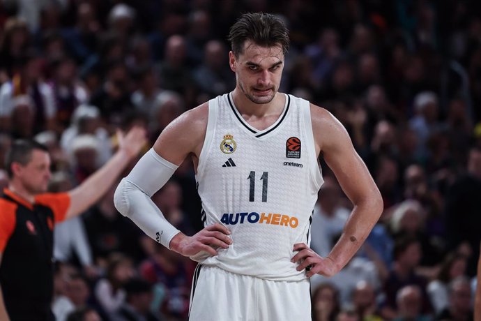 Archivo - Mario Hezonja of Real Madrid reacts during the Turkish Airlines Euroleague, match played between FC Barcelona and Real Madrid at Palau Blaugrana on November 28, 2024 in Barcelona, Spain.