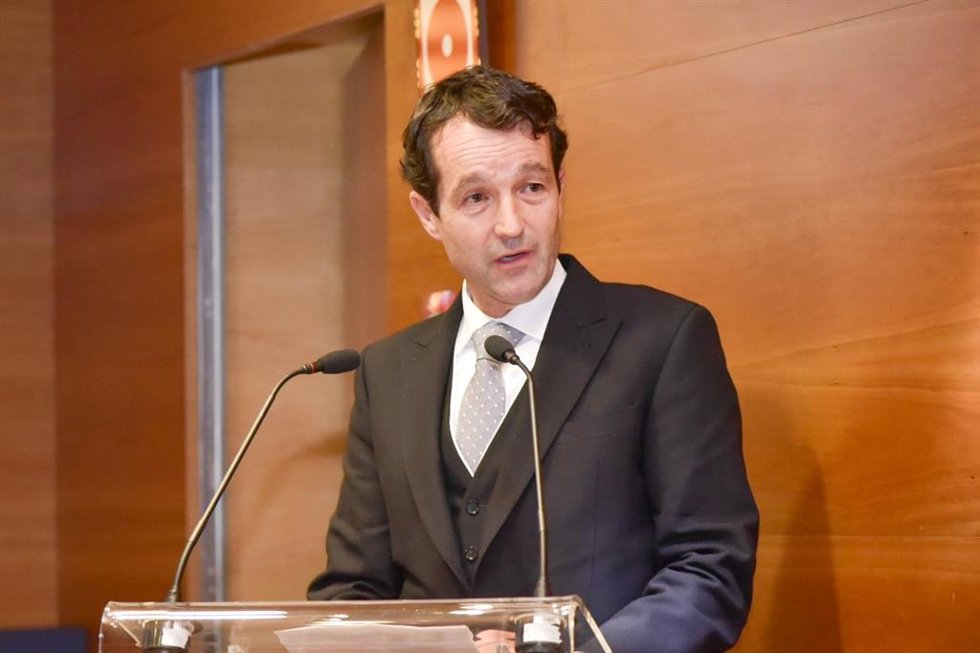 Archivo - El presidente de Indra, Ángel Escribano, recibe el premio de la Real Academia de Ingeniería (RAI) para el grupo Indra en la sede de la institución, a 4 de febrero de 2025, en Madrid (España).