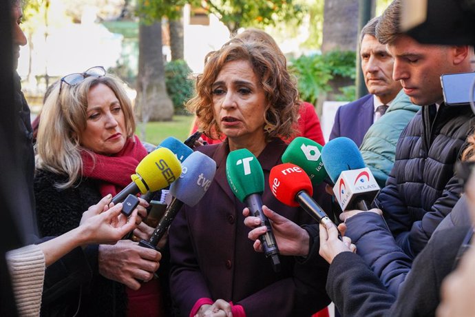 La vicepresidenta primera y ministra de Hacienda, María Jesús Montero, atiende a los medios al inicio de los Encuentros de la SER. A 31 de enero de 2025, en Huelva (Andalucía, España). El ministro de Transportes y Movilidad Sostenible, Óscar Puente, ha an