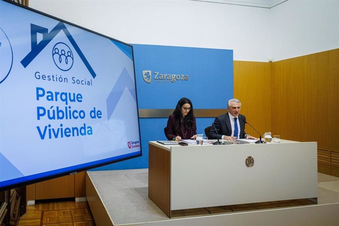 El concejal delegado de Vivienda del Ayuntamiento de Zaragoza, José Miguel Rodrigo, y la directora gerente de Zaragoza Vivienda, Lorena Reula, hacen balance de datos de la gestión social del parque público de vivienda de la capital aragonesa.