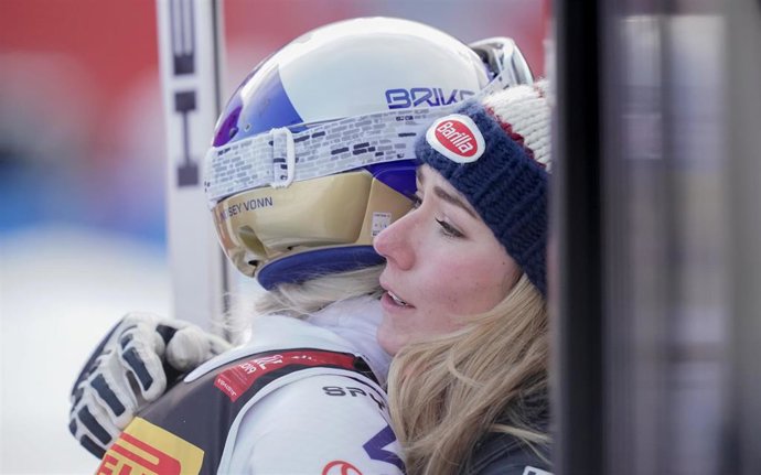 Archivo - Lindsey Vonn (izda) junto a Mikaela Shifrrin tras una prueba 
