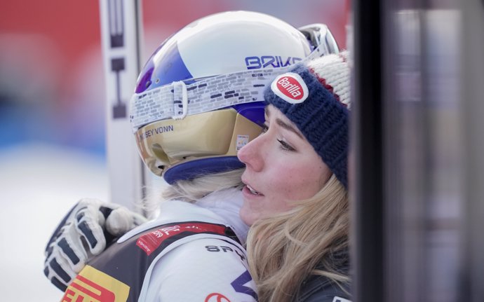 Archivo - FILED - 05 February 2019, Sweden, Are: Lindsey Vonn (L) is embraced by winner Mikaela Shiffrin after crashing out of the Alpine Skiing World Championship Super-G competition in Sweden. Former great Lindsey Vonn has named fellow American Mikaela 