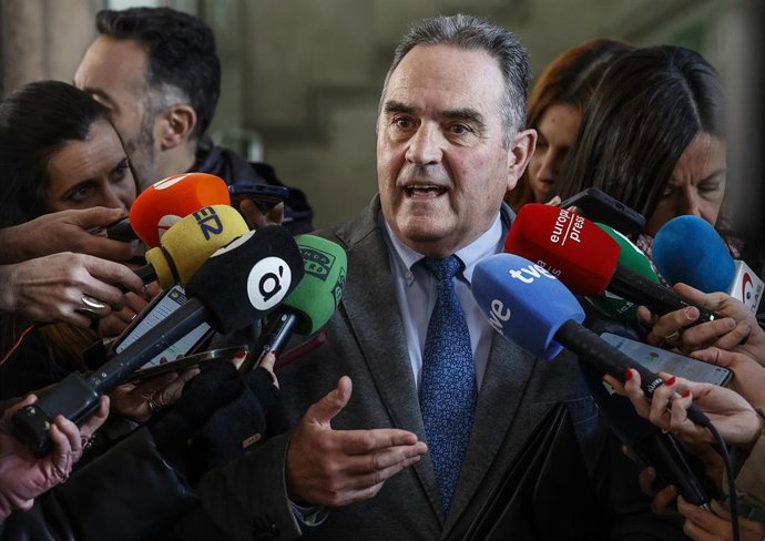 El vicepresidente segundo y conseller para la Recuperación Económica y Social, Francisco José Gan Pampols, atiende a los medios tras la reunión del Comité de Personas Expertas para la reconstrucción tras la DANA