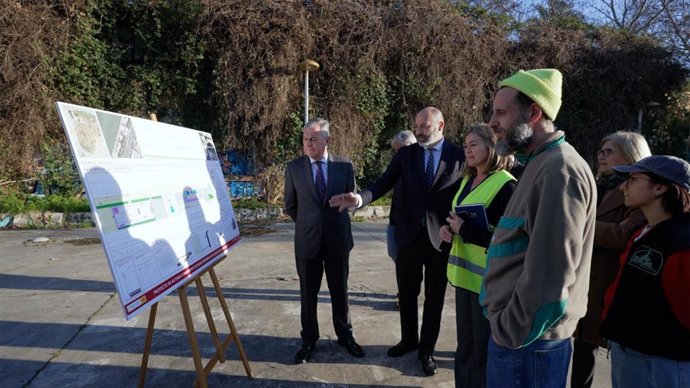 El alcalde de Sevilla, junto al proyecto de reforma en el Paseo Juan Carlos I.