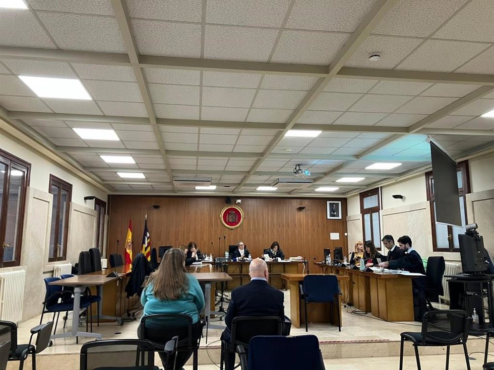 Los dos acusados, de espaldas, en la Audiencia Provincial de Palma.