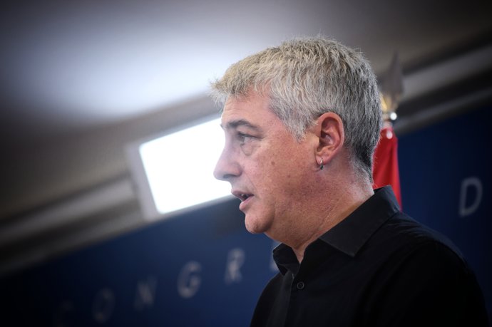 El diputado de EH Bildu Oskar Matute durante una rueda de prensa en el Congreso de los Diputados, a 21 de enero de 2025, en Madrid (España).