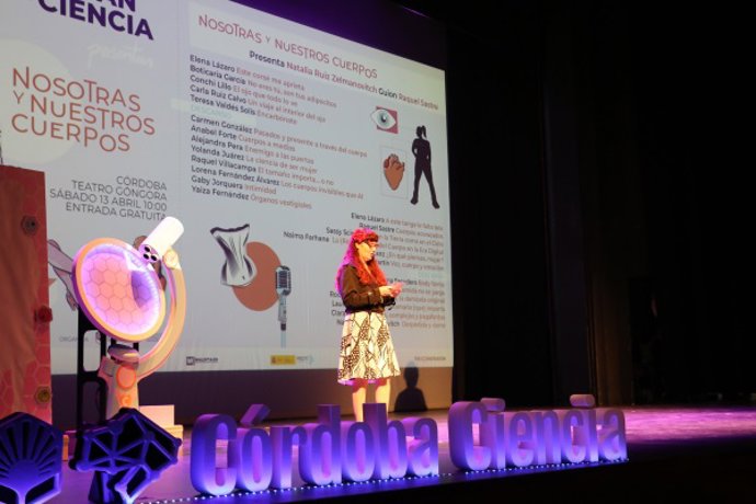 La actriz y divulgadora Natalia Ruiz Zelmanovitch presentando la pasada edición del evento.