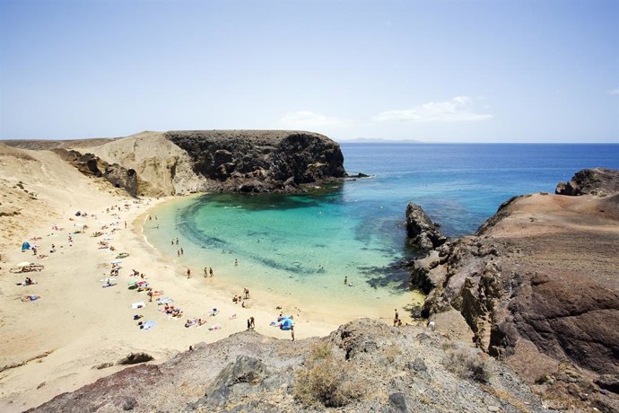 Archivo - Playa Papagayo, en Lanzarote.