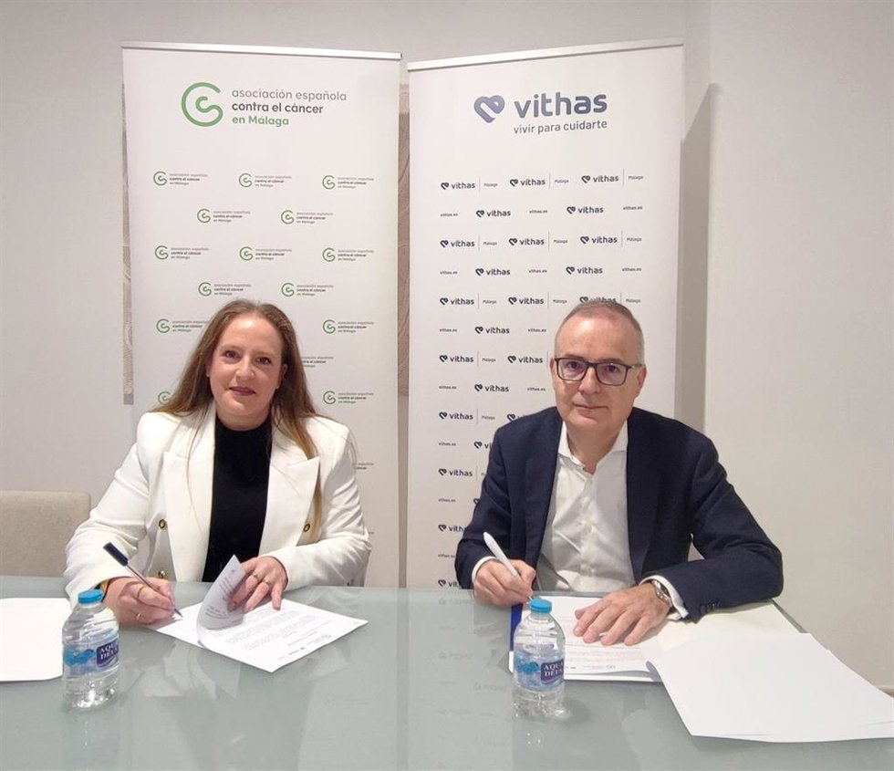 La firma del convenio entre Vithas Málaga y AECC ha contado con la presencia de Jose María Baena, director territorial de Vithas en Andalucía, y Carmen Litrán, gerente provincial de la Asociación Española contra el Cáncer.