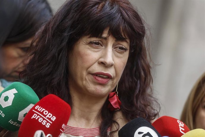 La ministra de Igualdad, Ana Redondo, atiende a los medios antes de reunirse con el equipo de Atenpro en Valencia. Delegación del Gobierno en la Comunitat Valenciana, a 30 de enero de 2025, en Valencia, Comunidad Valenciana (España). Atenpro es el Servici