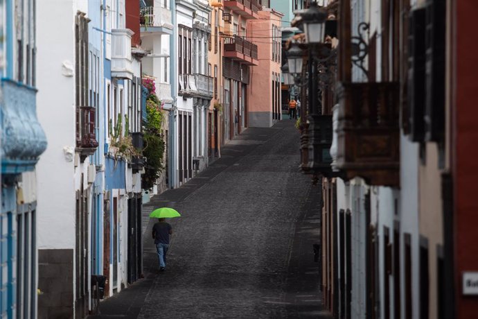 Archivo - Una lluvia de cenizas cae sobre Santa Cruz de La Palma, a 26 de septiembre de 2021, en Santa Cruz de La Palma, La Palma, Islas Canarias (España). La erupción volcánica que comenzó el pasado 19 de septiembre en la zona de Cumbre Vieja, en la isla