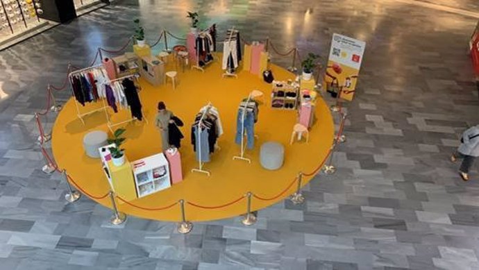 Espacio para el intercambio de ropa en el hall de RÍO Shopping para fomentar la circularidad.