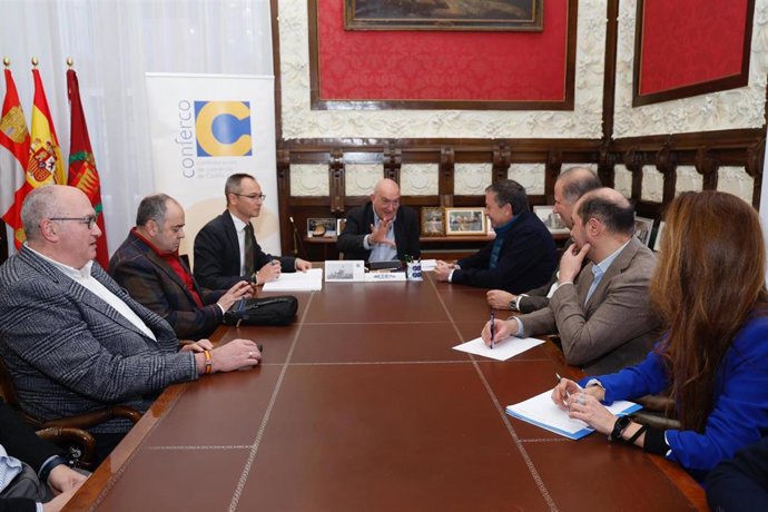 Reunión entre el alcalde de Valladolid, Jesús Julio Carnero, y representantes de Conferco.