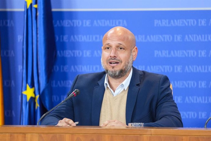 El portavoz adjunto del Grupo Parlamentario Vox, Rodrigo Alonso, durante la ronda de ruedas de prensa de portavoces de los grupos parlamentarios en el Parlamento de Andalucía, a 5 de febrero de 2025 en Sevilla (Andalucía, España). Los portavoces de los gr