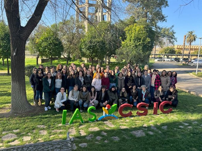 Foto de familia de las mujeres que trabajan en el IAS-CSIC de Córdoba.