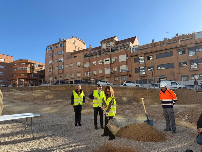 La vicealcaldesa de Madrid, Inma Sanz; el delegado de Políticas de Vivienda y presidente de EMVS Madrid, Alvaro González; y la concejala de Tetuán, Paula Gómez-Angulo, colocan la primera piedra de esta nueva promoción en el distrito.