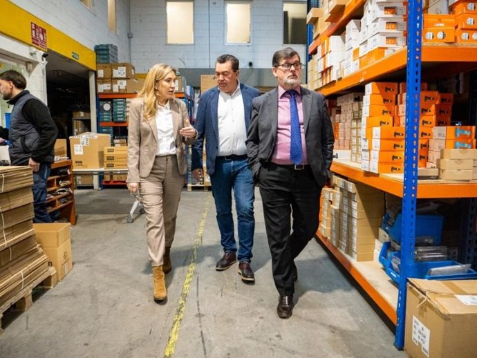 La consejera de Economía, Innovación, Empresa y Trabajo Autónomo, Belinda León, junto al director general de Empresa, Energías e Internacionalización, Amadeo Lázaro, visita las instalaciones centrales de Osaba