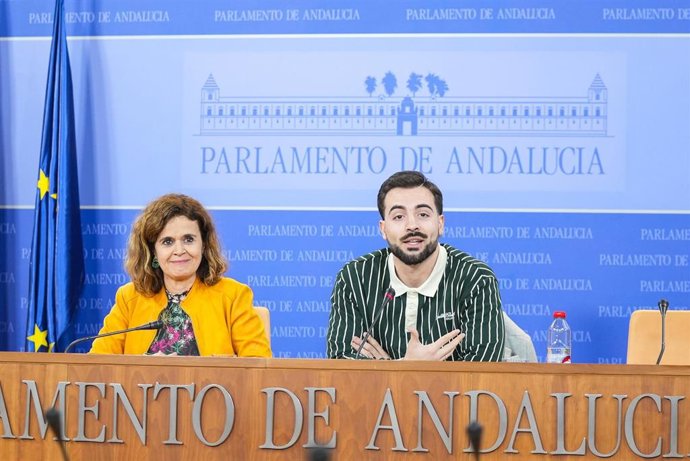 Los diputados de Por Andalucía Esperanza Gómez y José Manuel Gómez Jurado, este miércoles en rueda de prensa. 