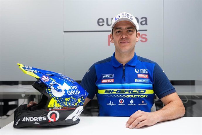 Archivo - El piloto de motos Lorenzo Santolino (Sherco), en una entrevista a Europa Press. 