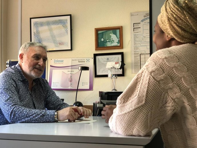 Sanidad prioriza la protección de las menores en riesgo en la actualización de su protocolo de atención ante la mutilación femenina