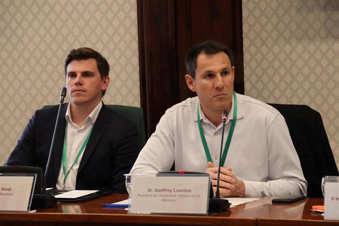 El presidente de La Bressola, Guillem Nivet, y el presidente de la Associació d'Amics de La Bressola, Geoffrey Lourdou, en el Parlament