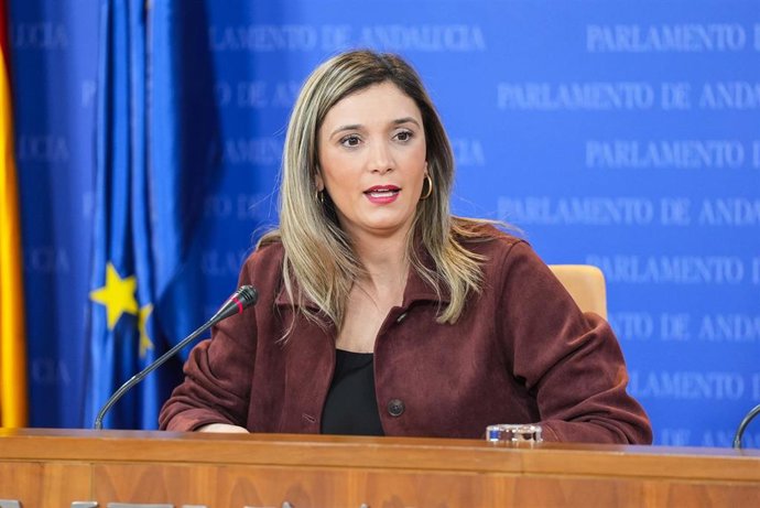 La portavoz adjunta del Grupo Parlamentario Socialista, María Márquez, durante la ronda de ruedas de prensa de portavoces de los grupos parlamentarios en el Parlamento de Andalucía, a 5 de febrero de 2025 en Sevilla (Andalucía, España). Los portavoces de 