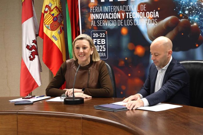 La vicepresidenta de la Junta de Castilla y León, Isabel Blanco, y el presidente del Clúster Sivi, Pablo Gómez, durante la presentación de Fitecu.