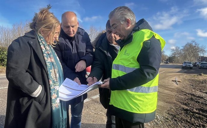 La Alcaldesa De Burgos, Cristina Ayala; El Presidente De La Gerencia De Urbanismo, Juan Manuel Manso (Detrás), Y El Delegado De La Junta, Roberto Saiz (Izda), Con El Responsable De La Obra.